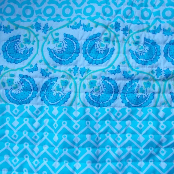 NWOT Kensie Home Set of Two Quilted Shams 21"x 27" - Picture 5 of 12